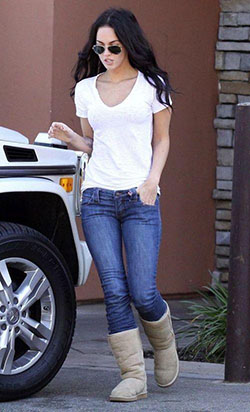 Megan fox caminando casualmente por la calle usando jeans azules: vaqueros azules,  Trajes De Mezclilla  