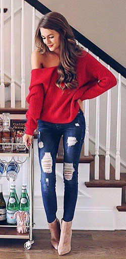 Jersey de mujer de punto rojo y jeans desgastados azul lavado- Outfits Denim 2019: Atuendos Informales,  Trajes De Mezclilla,  vaqueros azules  