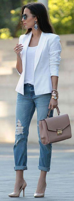 Combinación de blazer blanco con jeans resistentes - Ideas de atuendo de jeans: Atuendo De Vaqueros,  Ideas de atuendos con jeans,  traje de mezclilla azul,  Chaqueta de sport  