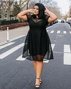 Pequeño vestido negro para mujeres con curvas: trajes de fiesta,  vestidos de coctel,  Modelo de talla grande,  traje de talla grande,  vestido negro  