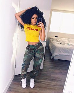 Conjunto swag con pantalón camo y camiseta amarilla.: Swag Outfit Adolescentes,  Pantalones de paracaídas,  Joggers de camuflaje  