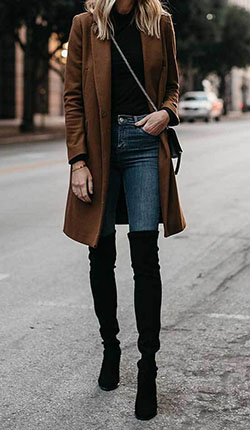 Ideas de atuendos de invierno con abrigo marrón, jeans azules y botas negras hasta la rodilla: Trajes De Mezclilla,  cuello polo,  Bota por encima de la rodilla,  Denim Marrón,  Vaqueros marrones  