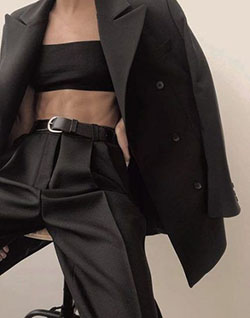 Ideas de ropa negra con ropa formal, gabardina, top corto: Traje negro,  top corto,  gabardina,  Zapatos deportivos,  Ropa formal  