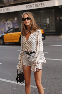 Estilo casual de verano en la calle: trajes de verano,  Atuendos Informales,  Traje amarillo y blanco  