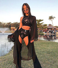 Yvette Arriaga crop top outfits for girls, Black Haircuts y Hairstyles For Long Hair: top corto,  Atuendos De Coachella  