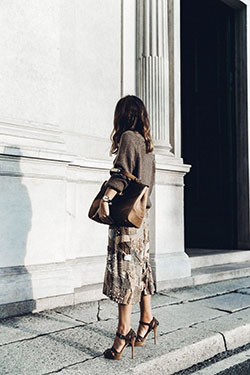 Ideas de atuendos de color blanco 2020 con mezclilla, falda, jeans.: traje blanco,  vestidos de lentejuelas,  Estilo callejero,  En blanco y negro  
