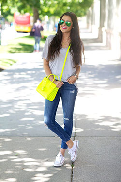 Usa camiseta con converse blancas: Atuendos Informales,  Traje de camiseta,  Estilo callejero,  Traje amarillo y blanco  