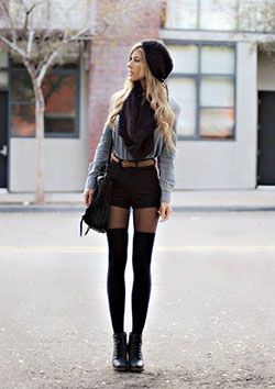 Traje de color pantalones cortos y medias, moda callejera, modelo de moda, hasta la rodilla: modelo,  Traje negro,  Hasta la rodilla,  Estilo callejero,  Calcetines hasta el muslo  