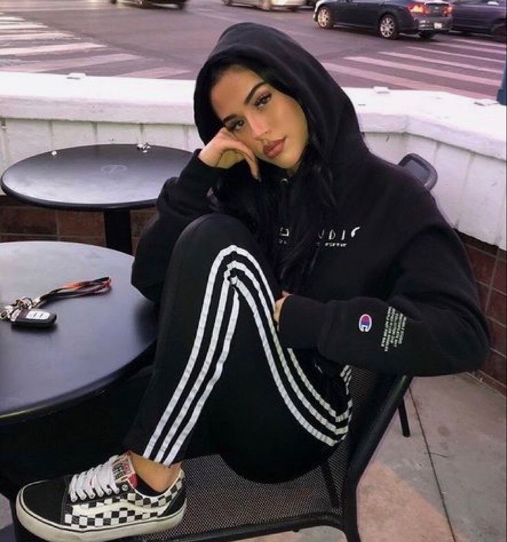 Outfits de baddie con joggers de adidas: adidas originales,  Zapatos deportivos,  Trajes Deportivos,  Joggers adidas  