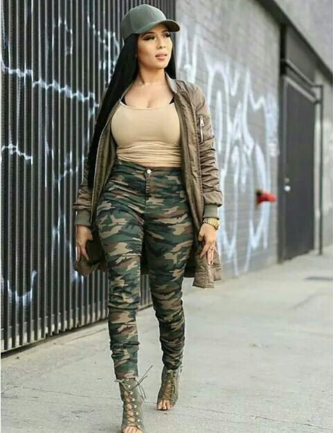 Heavenly ideas for camo pants outfit, Cargo pants: top corto,  camuflaje militar,  Estilo callejero,  Atuendos Informales,  Ideas de ropa de calle,  Joggers de camuflaje  