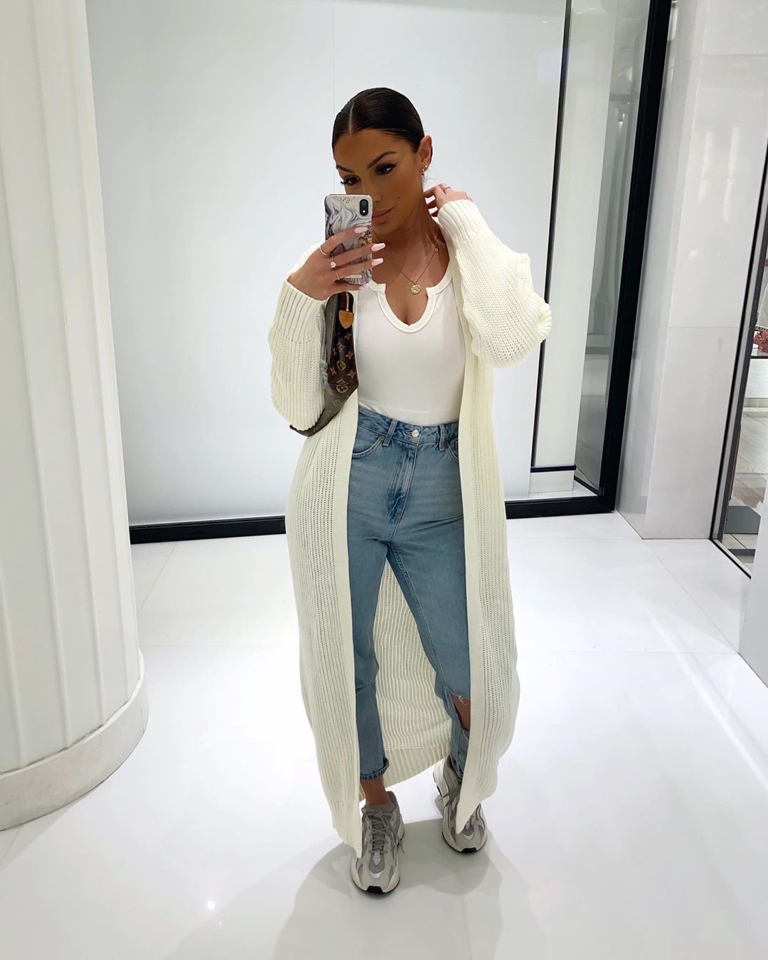 traje de color blanco, debes probar con pantalones, mezclilla, jeans: Jeans blancos,  Pantalones blancos,  Trajes De Mezclilla  