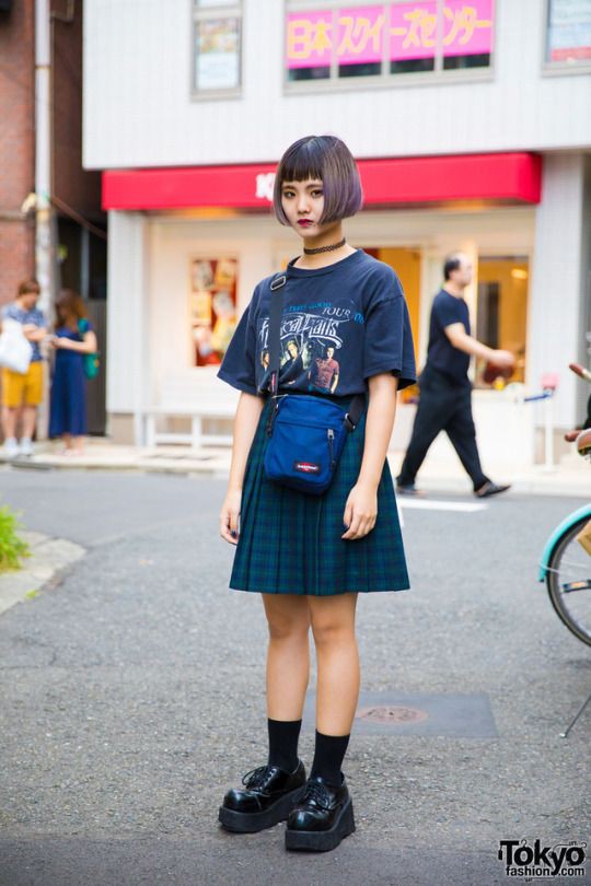 Ideas de ropa de moda azul con ropa vintage, tartán, falda.: Ropa vintage,  Traje de camiseta,  Estilo callejero,  Moda callejera japonesa,  traje azul,  Atuendos De Enredaderas,  Semana de la Moda  